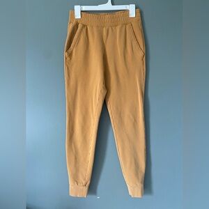 ALO Yoga Jogger Pants Womens Small Stretch Sweatpants Logo Camel Gold Yellow